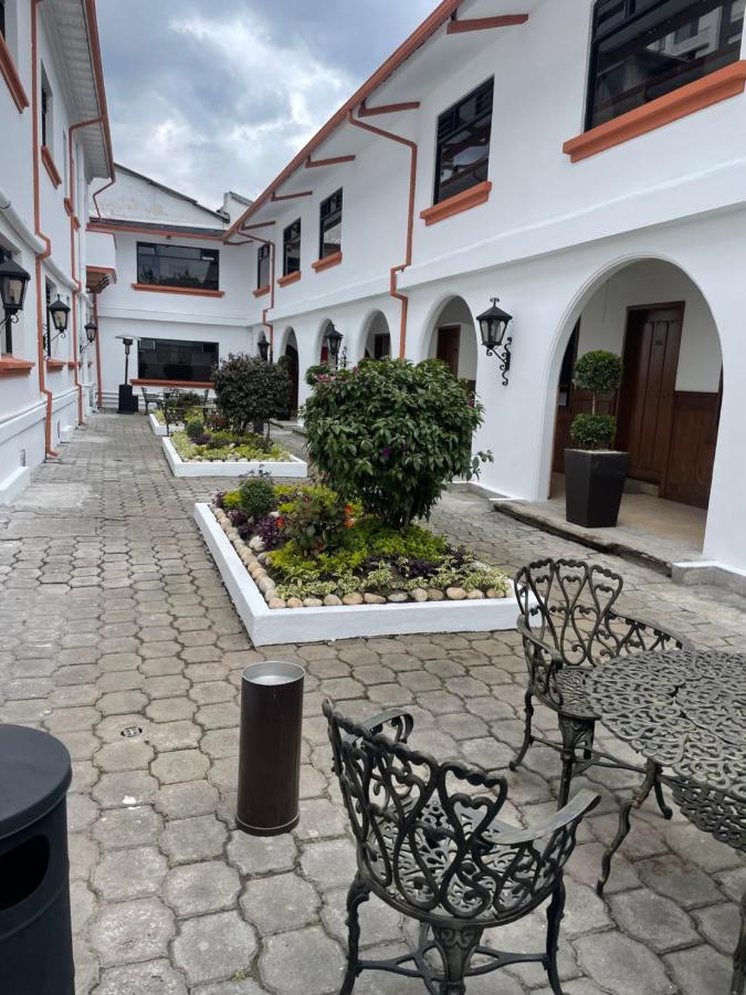 Hotel Ambassador Quito Esterno foto
