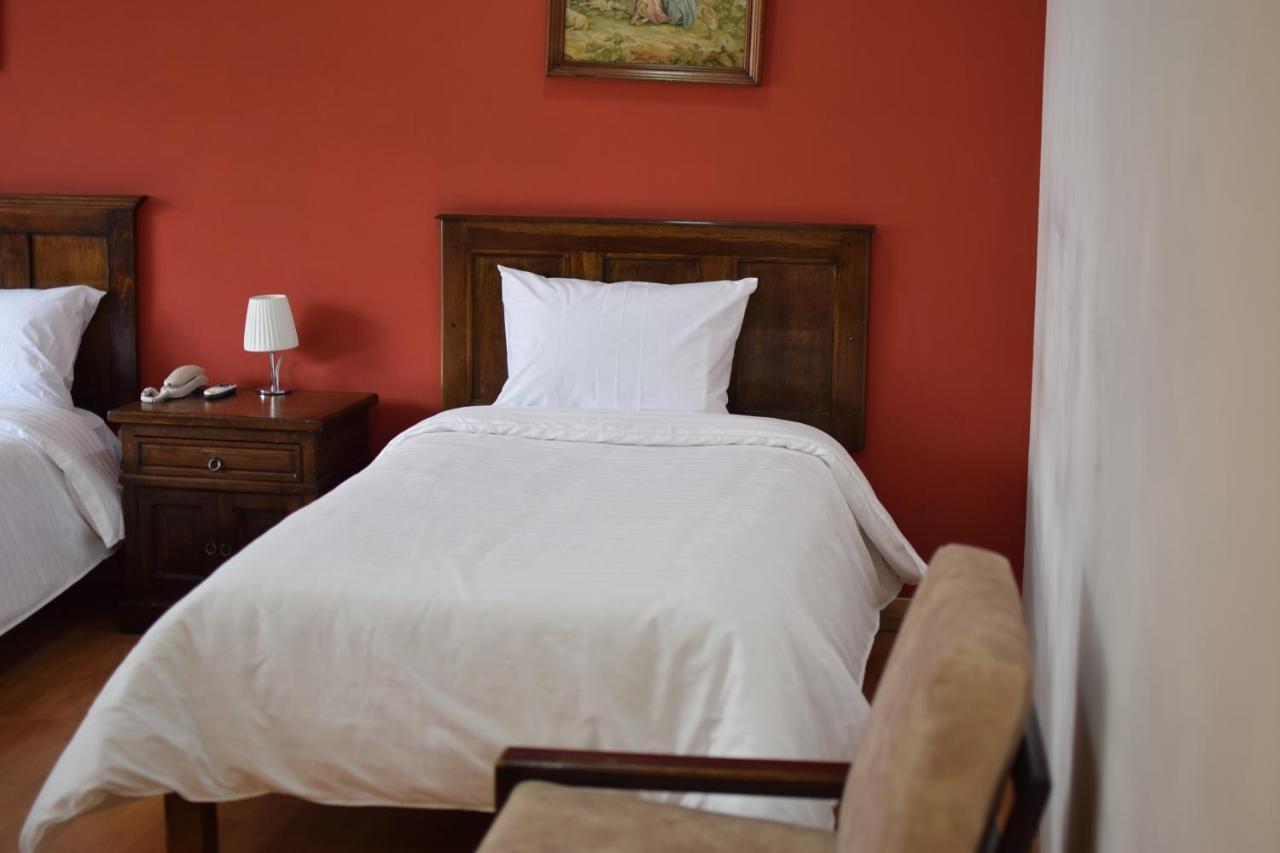 Hotel Ambassador Quito Esterno foto